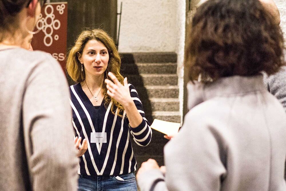 Eine junge Frau spricht zu anderen Menschen