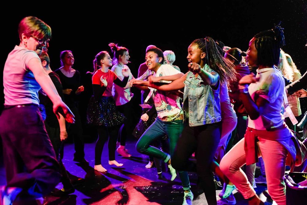 Kinder tanzen auf der Bühne