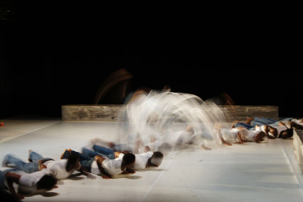 Mehrere Männer liegen auf dem Boden. Über ihnen steht ein Luftwirbel.